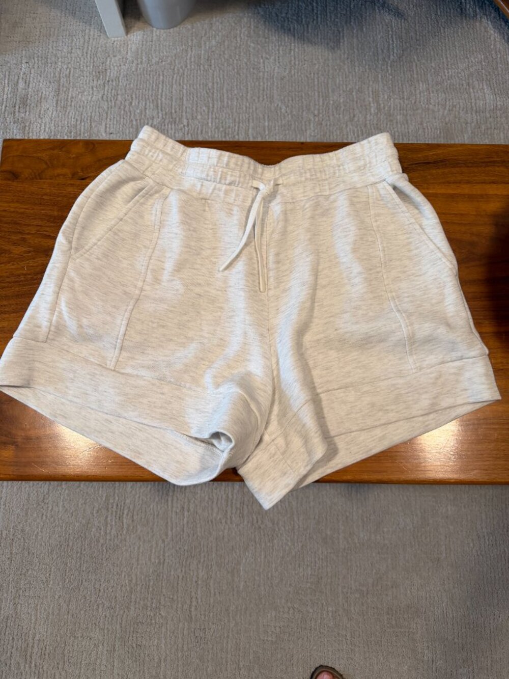 Varley Atrium Shorts - Picture 2 of 4